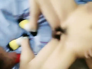 两男一女苗条妹子3P大战，后面抱着屁股骑乘抽插，嗯嗯嗯好痛边操边口交