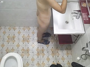 偷拍打奶同事洗澡