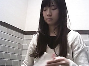 咖啡店女厕全景偸拍多位靓妹嘘嘘和换卫生巾性感阴毛