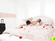 漂亮的白丝女孩在情人节享受浪漫的性爱