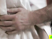 离家出走的黑发女孩大雨中找人收留用身体来答谢