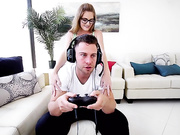 正在打游戏妹妹却在不停打扰决定狠狠惩罚她