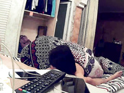 水滴摄像头监控偷拍口活不错的大奶骚媳妇趴着电视前被干到说不要