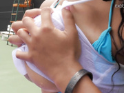 胖黑人少女珍娜·福克斯在巨大的公鸡上弹跳她的大战利品