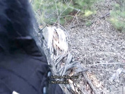 一对情侣也不嫌冷穿着羽绒服去野外树林里玩野战