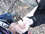 一对情侣也不嫌冷穿着羽绒服去野外树林里玩野战