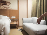 高价约极品甜美小姐姐揉穴扶屁股操的啊啊叫