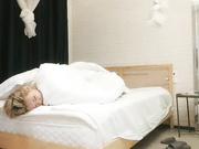 花臂纹身外围扶着屁股侧入操的妹纸一直喊疼