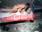 外出离家务工大叔解决生理问题简陋房嫖鸡这妹子不错不戴套给口活女上位内射服务到位很投入很败火