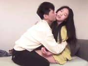 长腿学生妹被渣男约到酒店强迫做爱