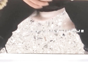 最新国内牛人潜入某购物商城女厕近距离偷拍第2季气质OL套装妹子非常漂亮