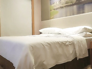 老相好足疗女技师镜头前按头插嘴骑乘站立后入