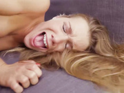 瘦小的少女荡妇亚历克西斯水晶-肛门拳头和充分纳尔逊！