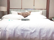 约操外围妹子翘起屁股乳推舔屌掰开双腿就是操