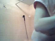 浴室偷放摄像头偷拍老婆的表妹洗澡身材还不错逼毛很性感值得撸一发