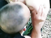 少妇和炮友驾车户外野战扣逼后入猛操