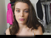 可爱的黑发美女拉娜·罗德斯（Lana Rhoades）用她干渴的嘴唇搂住Step Bro的老二