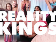 大奶拉丁妹子Valentina Jewel把沙滩带回家