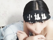 年轻小嫩妹身材苗条给炮友口交展示粉嫩小穴