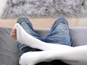 索菲·瑞安的男朋友里科埃尔南德斯一边看书一边盯着袜子上的洞