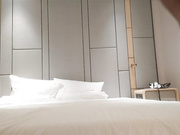 激情4P两根屌轮流舔操的受不了带上脚铐SM