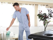 古怪水疗中心-黑发女神基拉·诺尔为她的按摩师提供了最好的建议