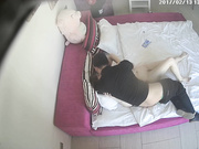 賓館鐘點房拍攝到的身材性感眼鏡妹子與四眼小夥開房愛愛 主動摳穴受不了翹臀後入幹得浪叫連連 1080P高清原版