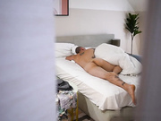 一位小奶妈正被一只马热情地扑向屁股和嘴巴