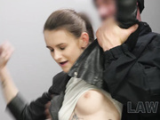 『中文字幕』生活困苦的女孩偷东西被安保轮奸