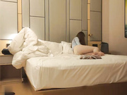 丰乳肥臀妹子口活不错抬起腿来猛操太久疼了