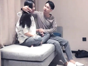 约妹子在沙发啪啪蹲着口交上位骑坐后入抽插猛操