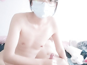 眼镜妹子苗条身材贫乳给年轻小哥哥打飞机口交