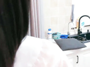 新人眼镜小萝莉坐在桌子上操落地窗边骑坐鸡巴